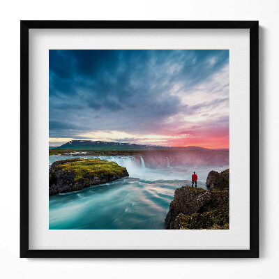 Keretezett falikép Vízesés naplementében sziklán álló ember