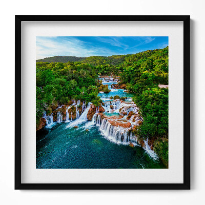 Keretezett falikép Vízesés zöld környezetben