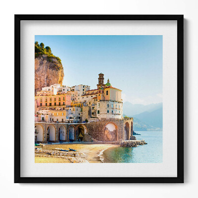 Keretezett falikép Tengerparti város hegyekkel