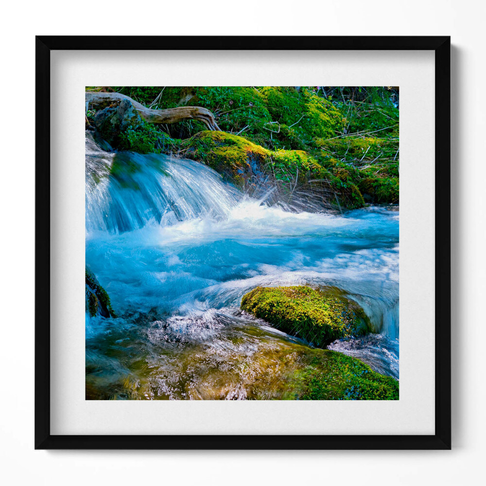 Keretezett falikép Zöldellő táj vízesés és patak