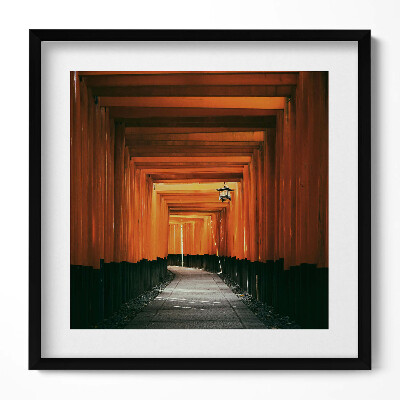 Keretezett falikép Torii kapuk sorozata egy ösvényen
