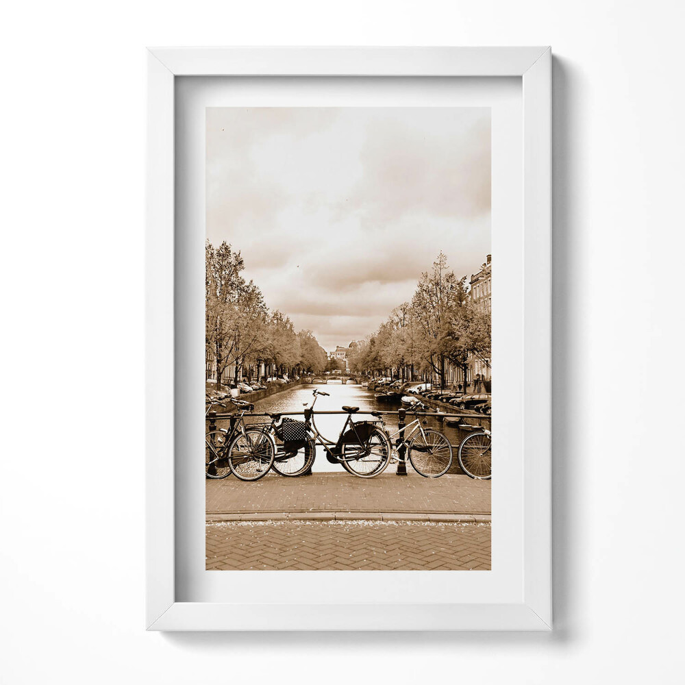 Keretezett kép Biciklik a csatorna mellett