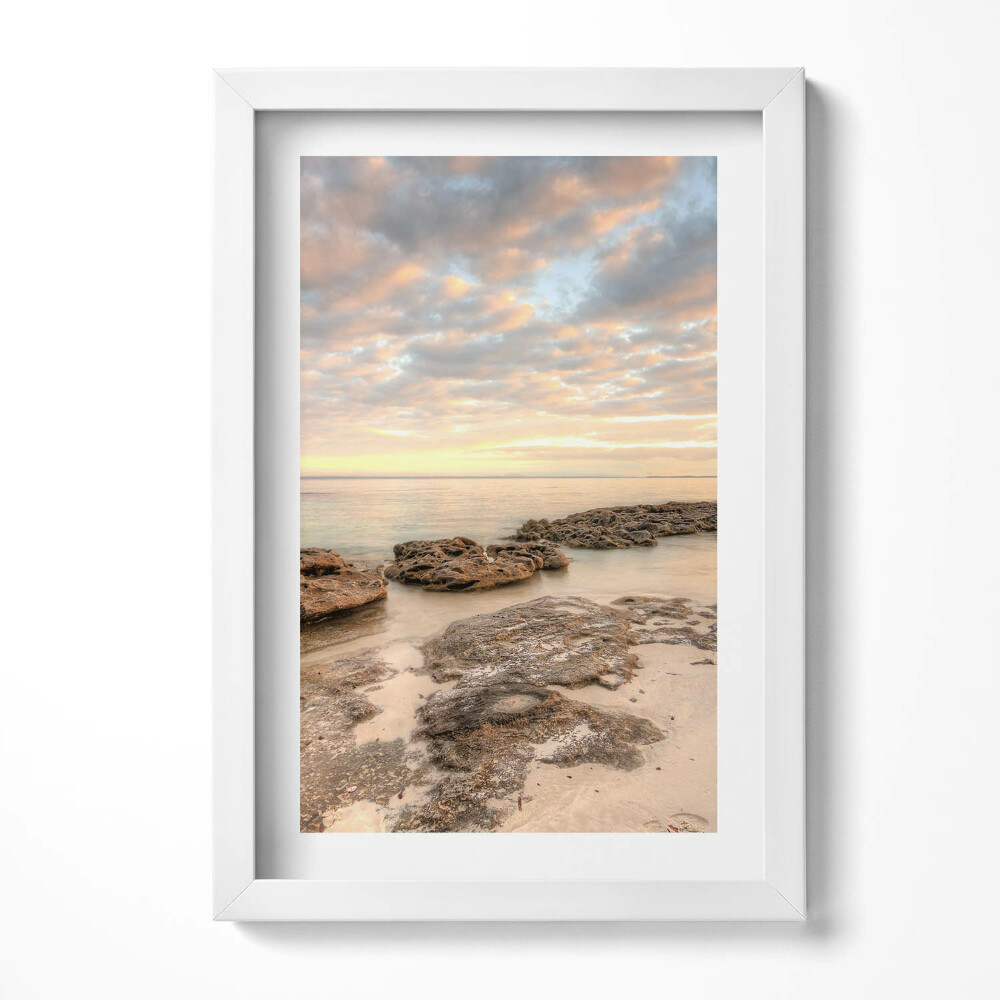 Keretezett kép Tengerparti naplemente sziklák mellett