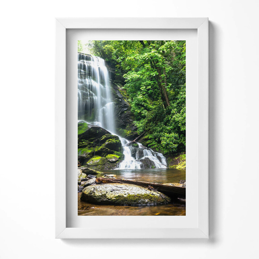 Keretezett kép Zöldellő vízesés és sziklák