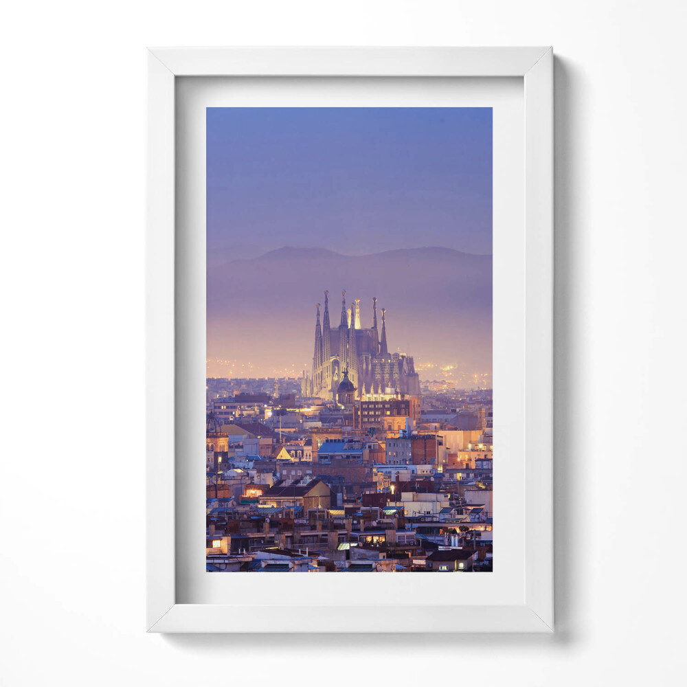 Keretezett kép Szent Család-templom városi látképe