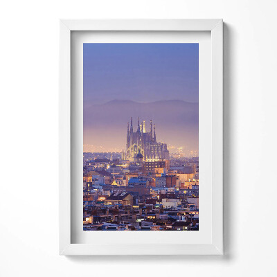 Keretezett kép Szent Család-templom városi látképe