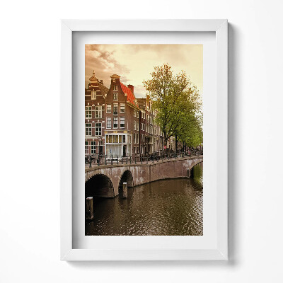 Keretezett kép Híd és csatorna városi tájjal