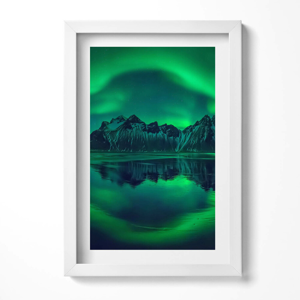 Keretezett kép Északi fény hegyek felett