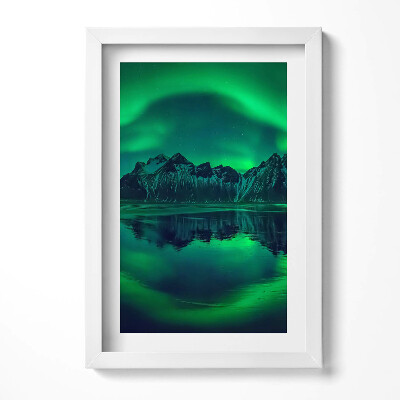 Keretezett kép Északi fény hegyek felett