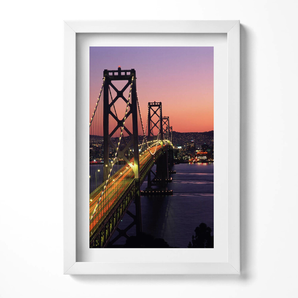 Keretezett kép Híd városnézettel naplementében