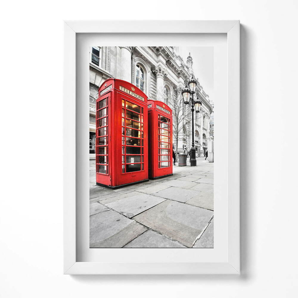 Keretezett kép Piros telefonfülkék városi környezetben