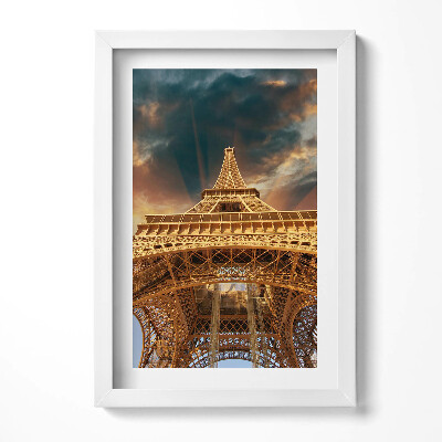 Keretezett kép Eiffel-torony alulnézetből