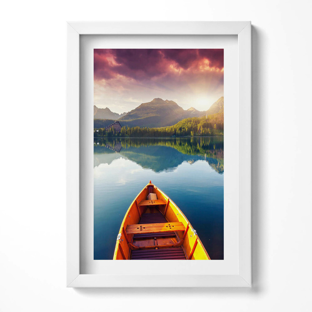 Keretezett kép Hajó a tóparton hegyekkel