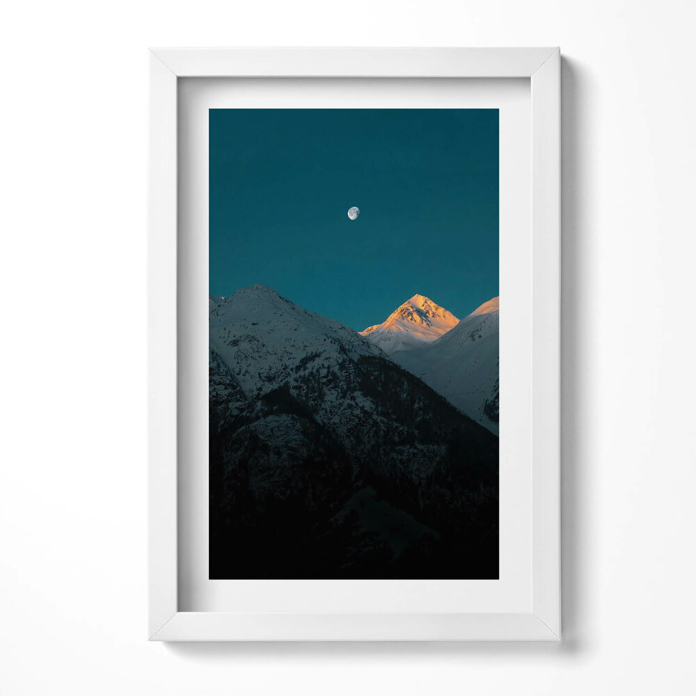 Keretezett kép Havas hegycsúcs és hold