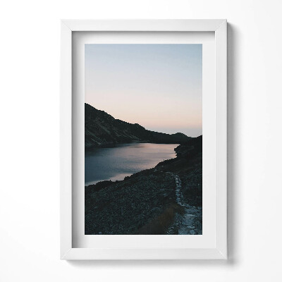 Keretezett kép Hegyek és víz naplementében