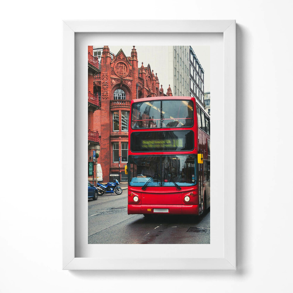 Keretezett kép Piros emeletes busz városi tájban
