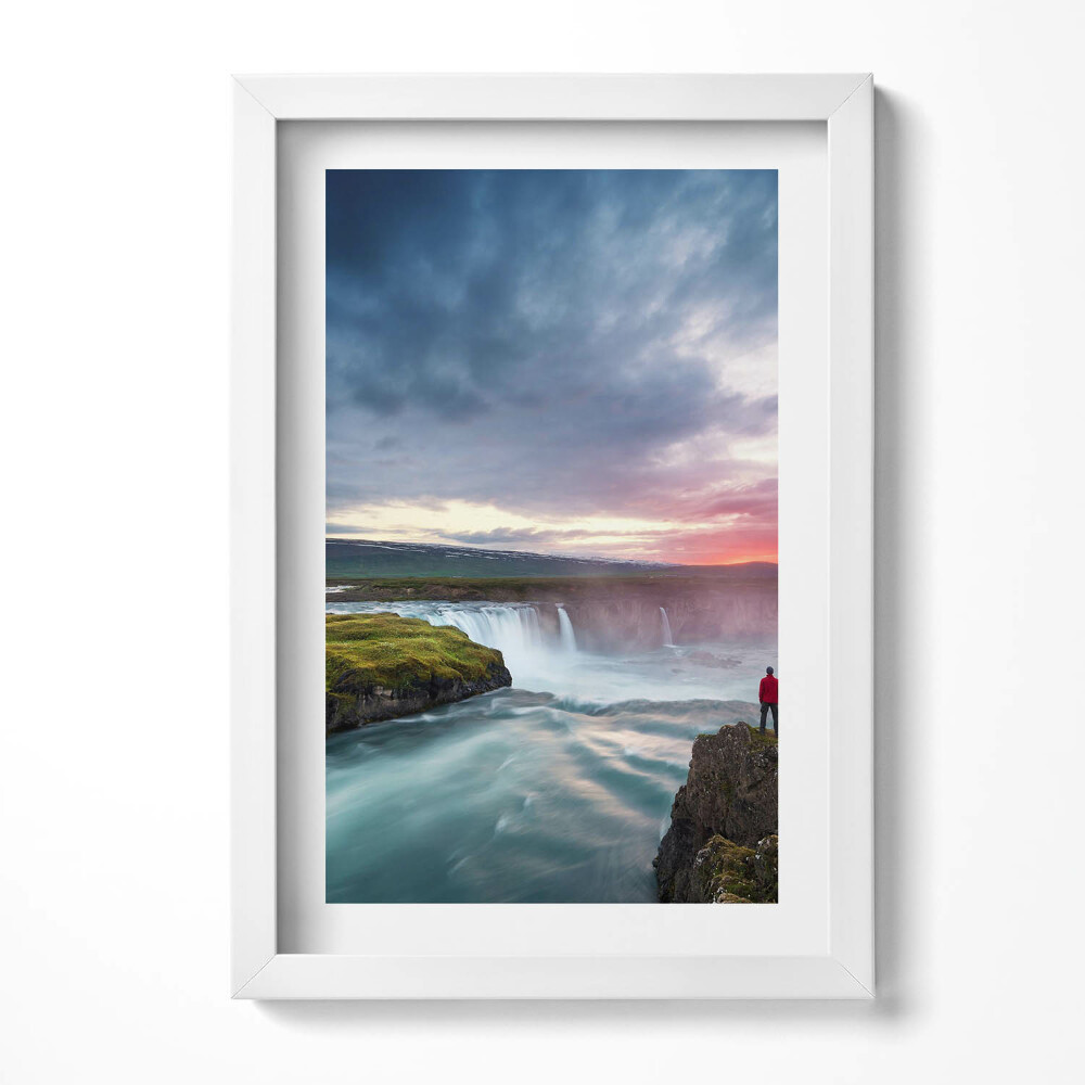 Keretezett kép Vízesés naplementében sziklán álló ember