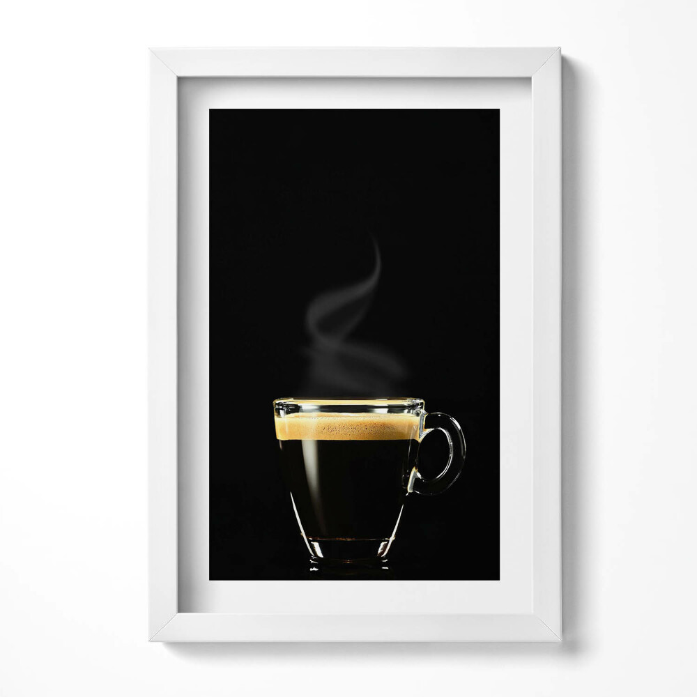 Keretezett kép Gőzölgő kávéscsésze fekete háttérrel