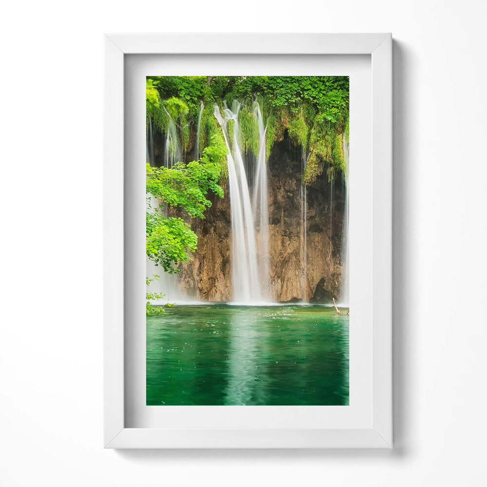 Keretezett kép Zöldellő vízesés és tó