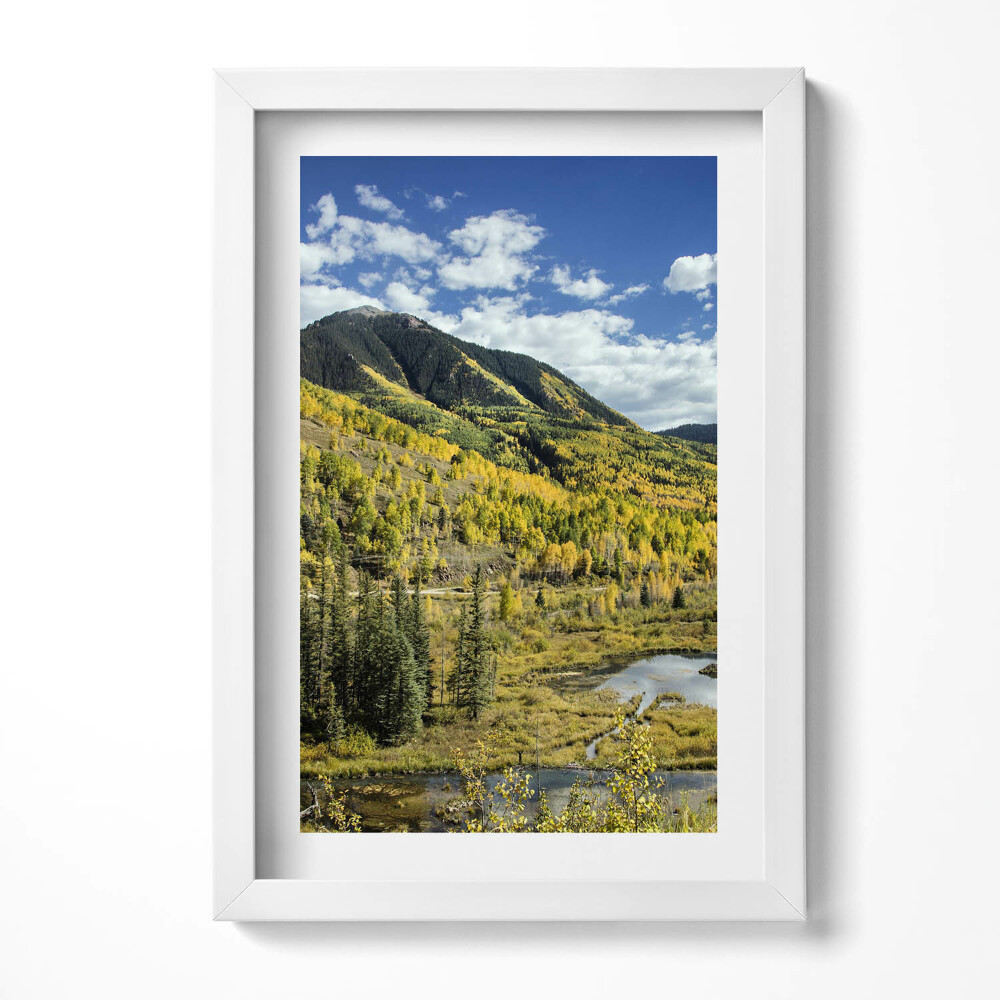 Keretezett kép Őszi táj hegyekkel és folyóval