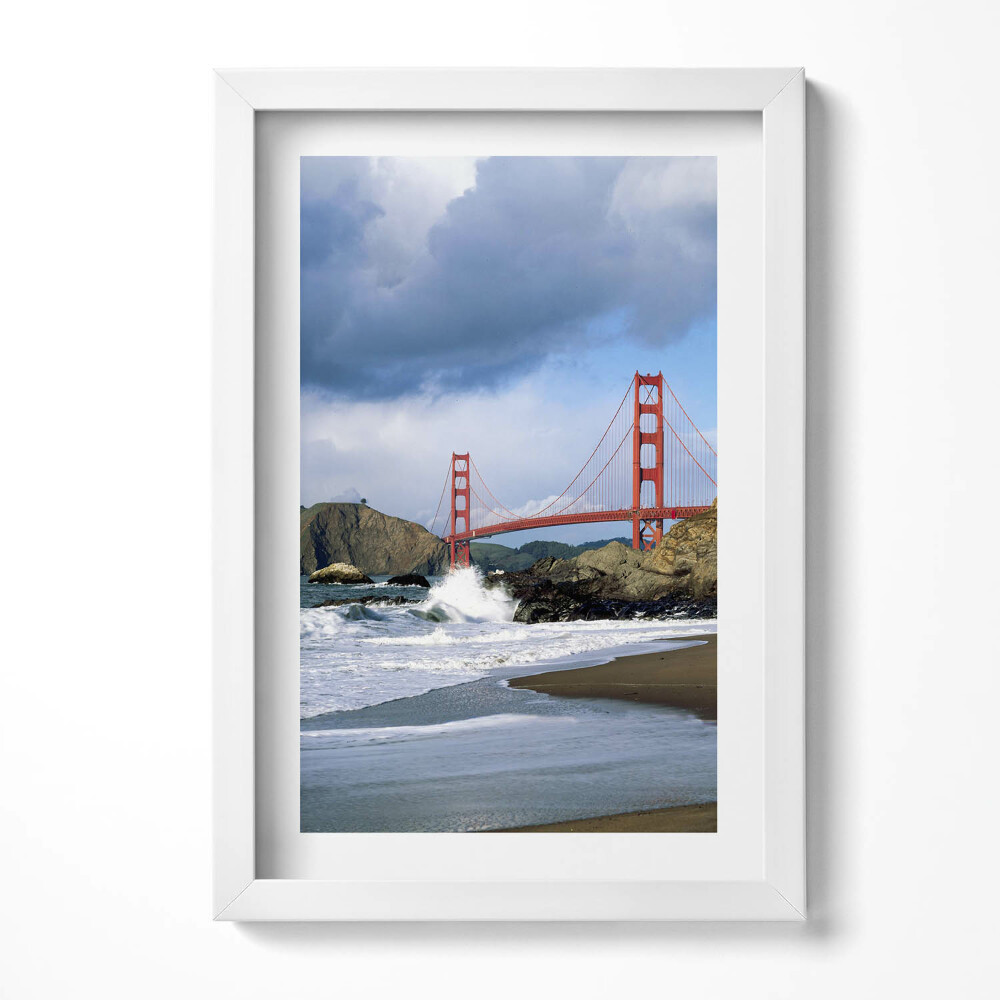 Keretezett kép Aranykapu híd tengerparti tájban