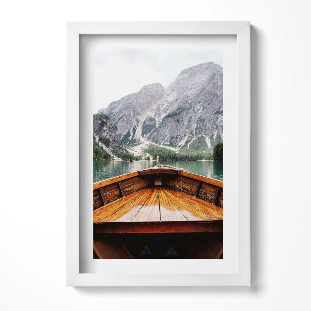 Keretezett kép Hajó orra hegyek között