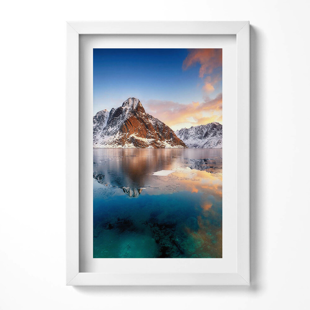 Keretezett kép Hegyek és tükörsima vízf surface