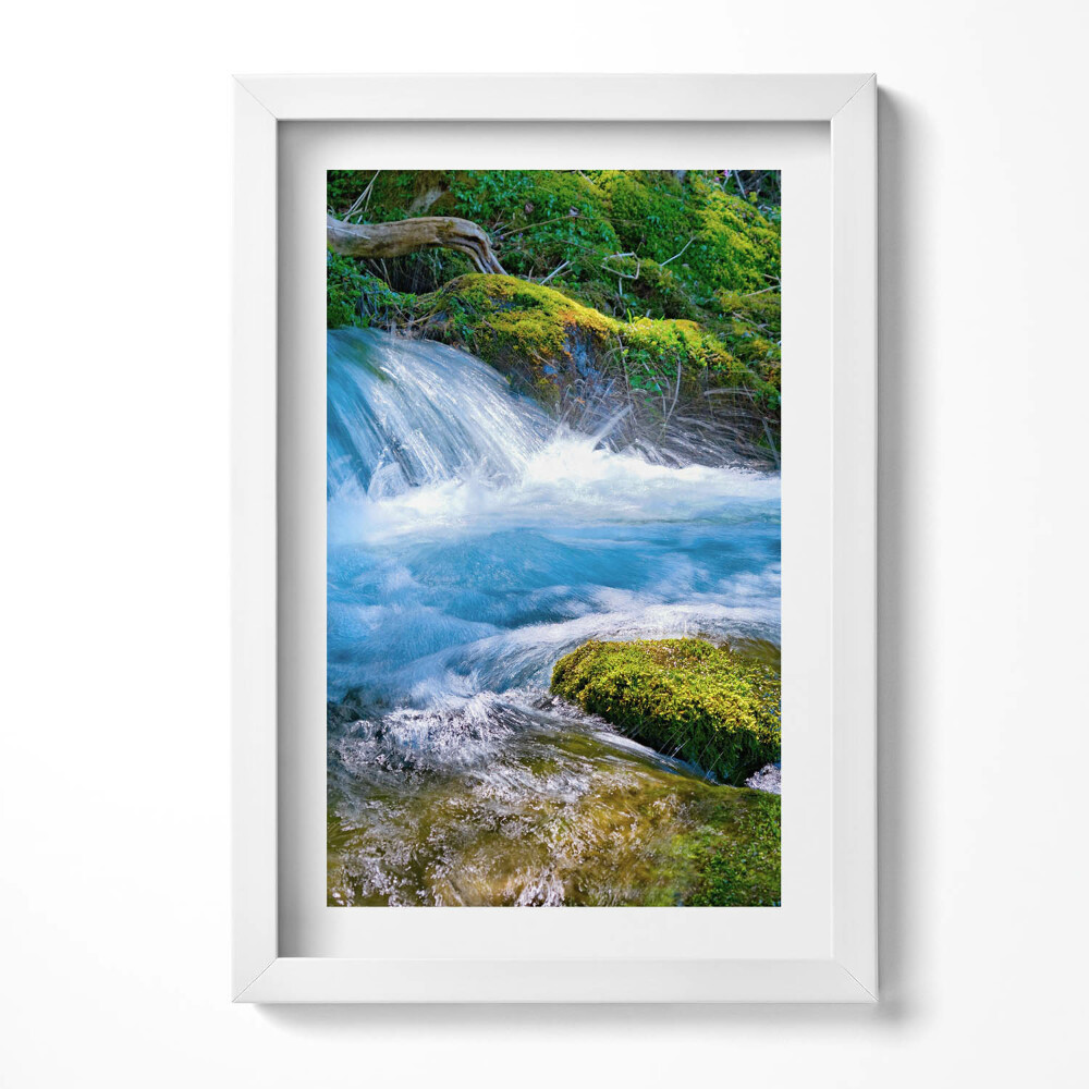 Keretezett kép Zöldellő táj vízesés és patak