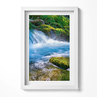 Keretezett kép Zöldellő táj vízesés és patak