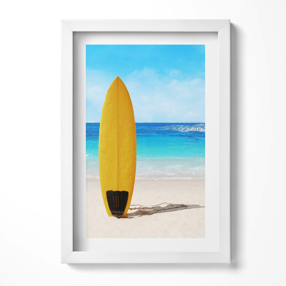 Keretezett kép Sárga szörfdeszka a tengerparton
