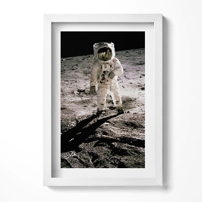 Keretezett kép Űrhajós a Hold felszínén