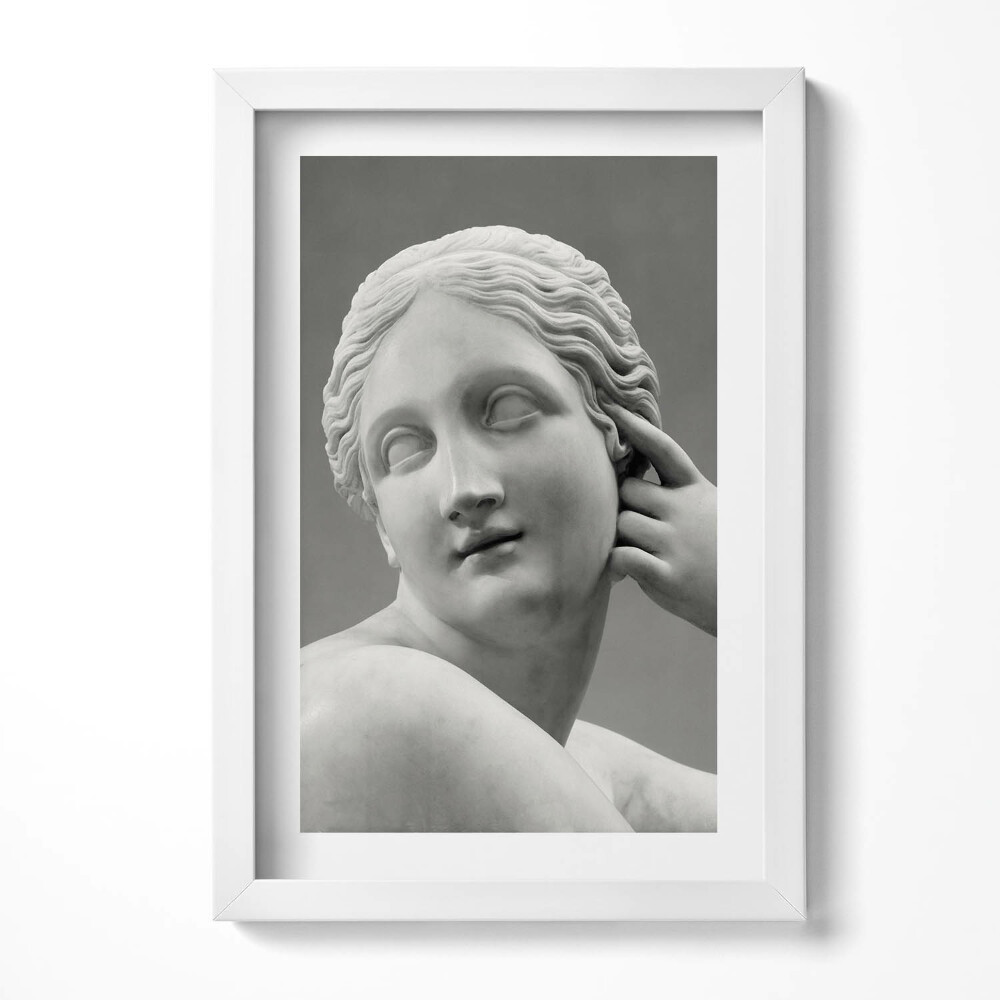 Keretezett kép Büszke női alak szoborral