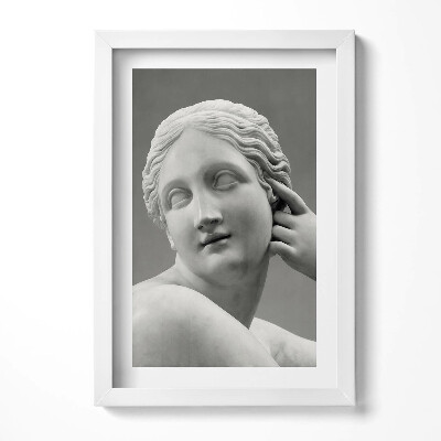 Keretezett kép Büszke női alak szoborral