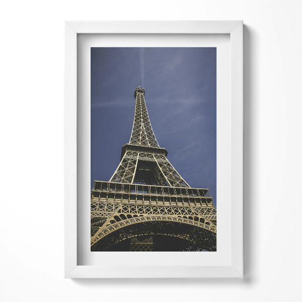 Keretezett kép Eiffel-torony alulnézetből