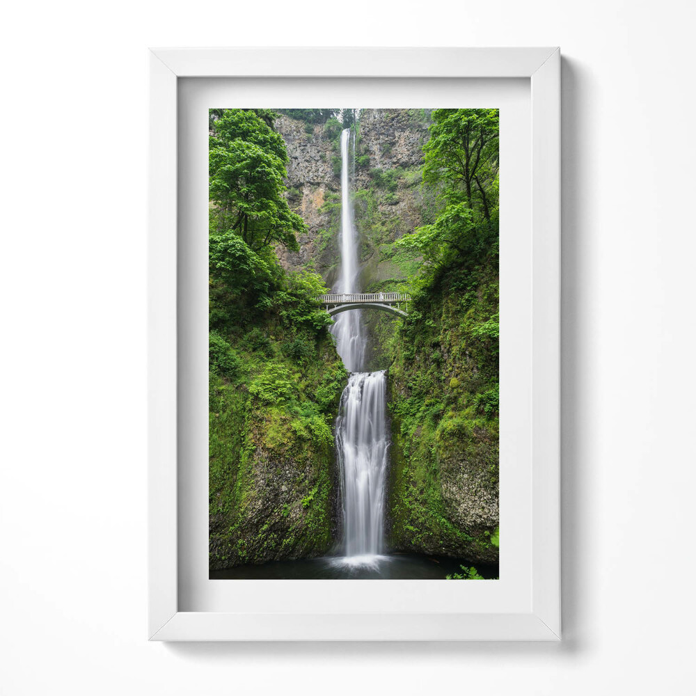 Keretezett kép Zöld dombok vízesés híd