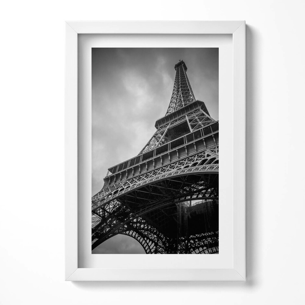 Keretezett kép Eiffel-torony alulnézetből