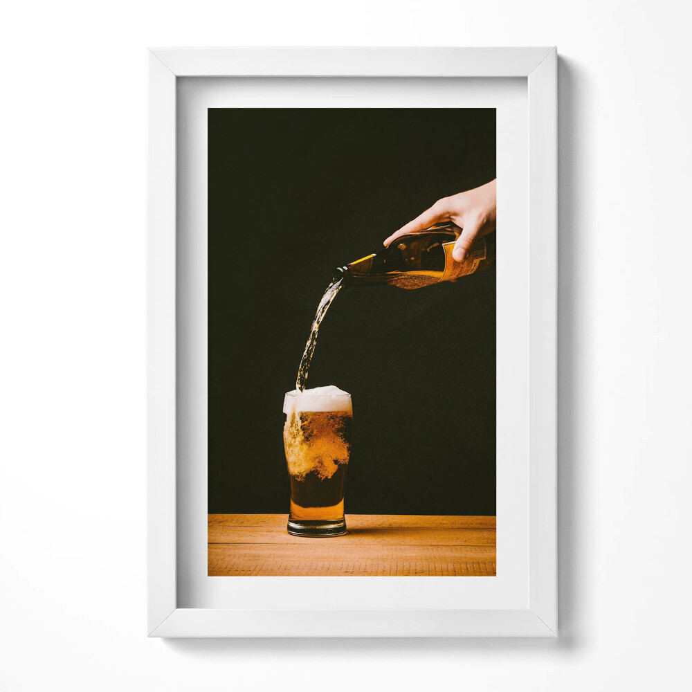 Keretezett kép Öntött sör habos pohárba