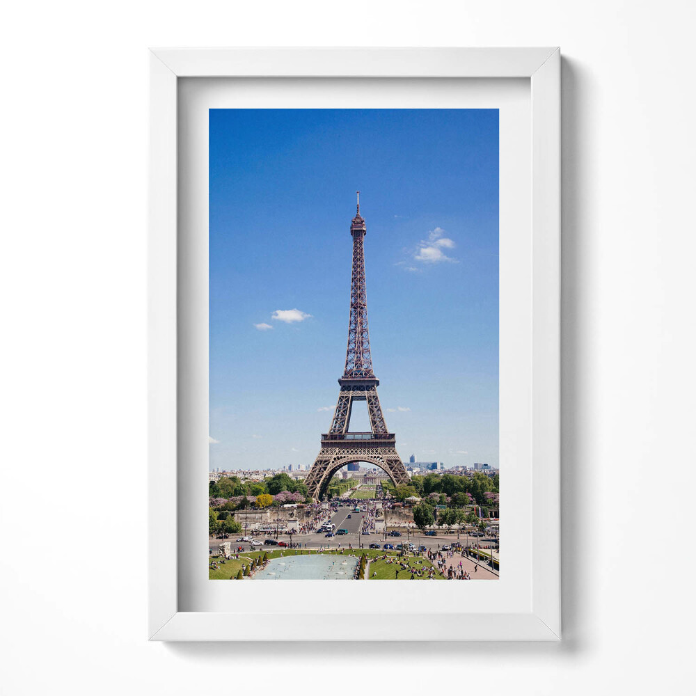 Keretezett kép Eiffel-torony a kék ég alatt