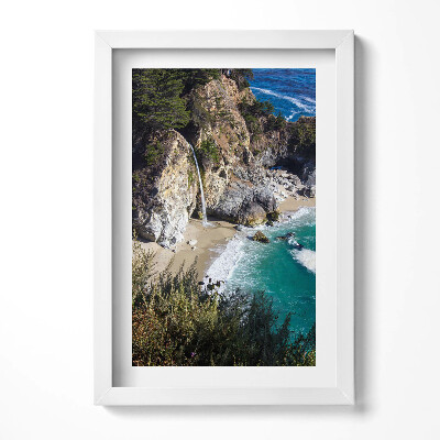 Keretezett kép Tengerparti vízesés és sziklák