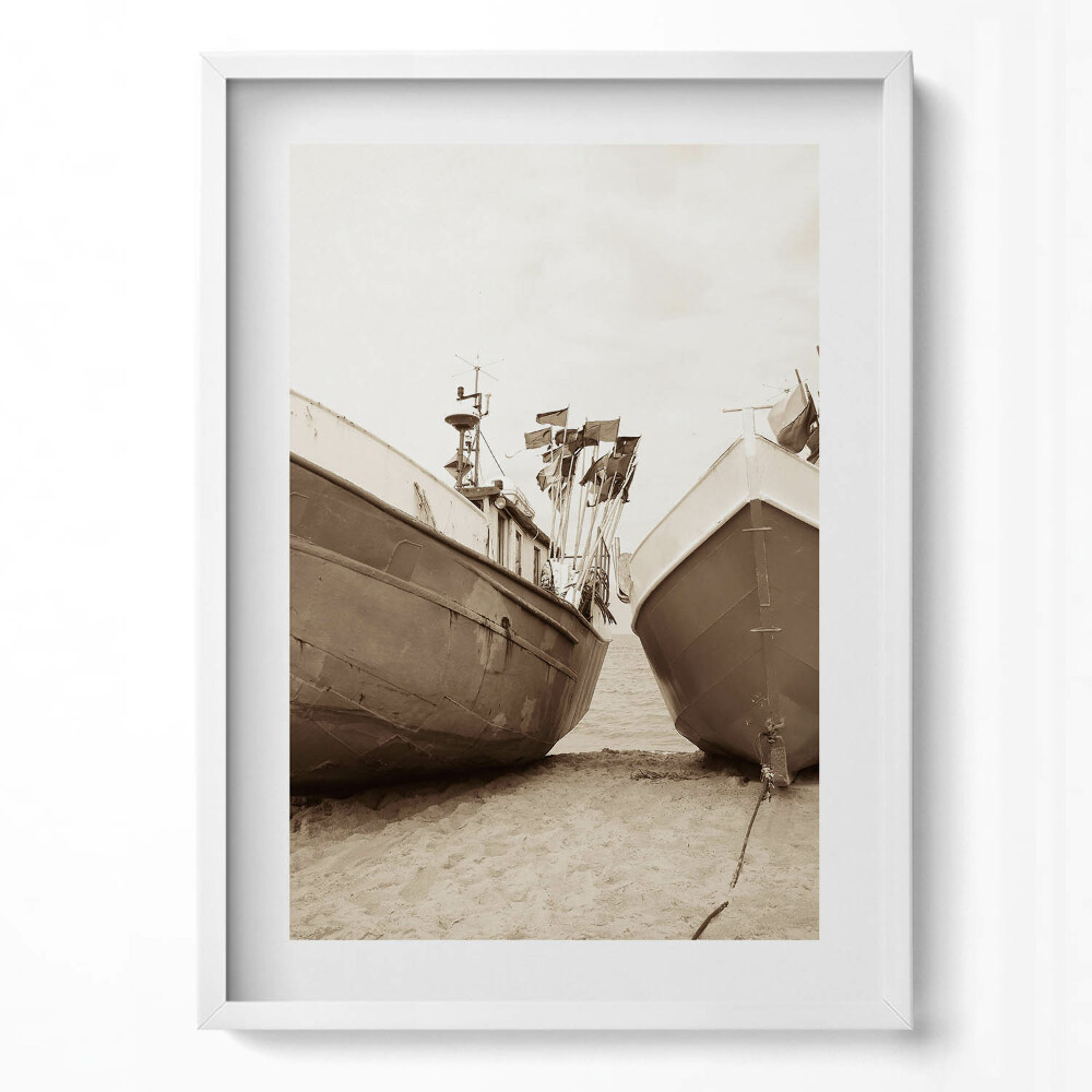 Függőleges kép keretben Két régi hajó a parton