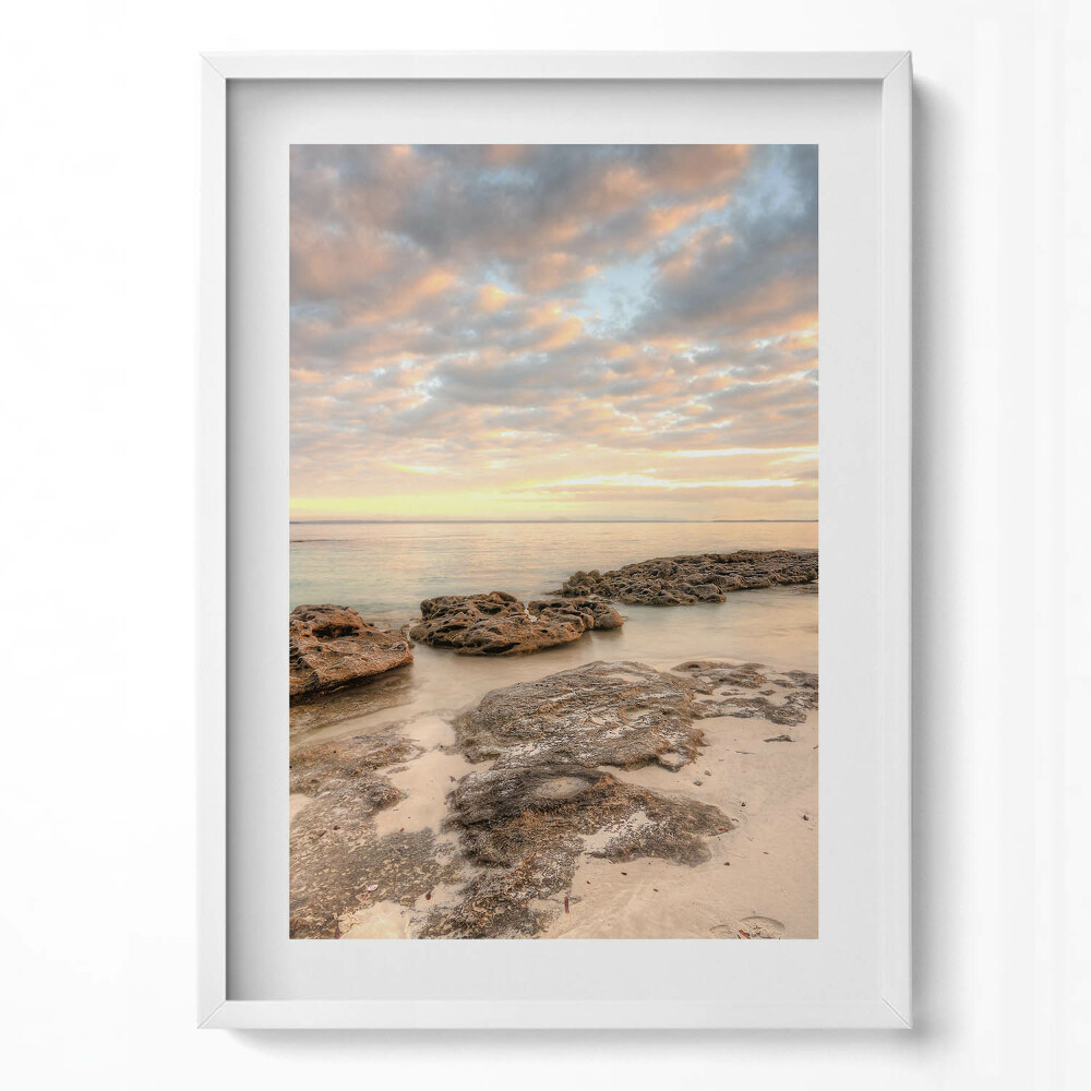 Függőleges kép keretben Tengerparti naplemente sziklák mellett