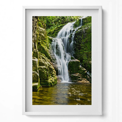 Függőleges kép keretben Zöldellő vízesés sziklák között