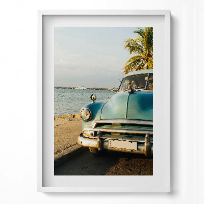 Függőleges kép keretben Régi autó a tengerparton