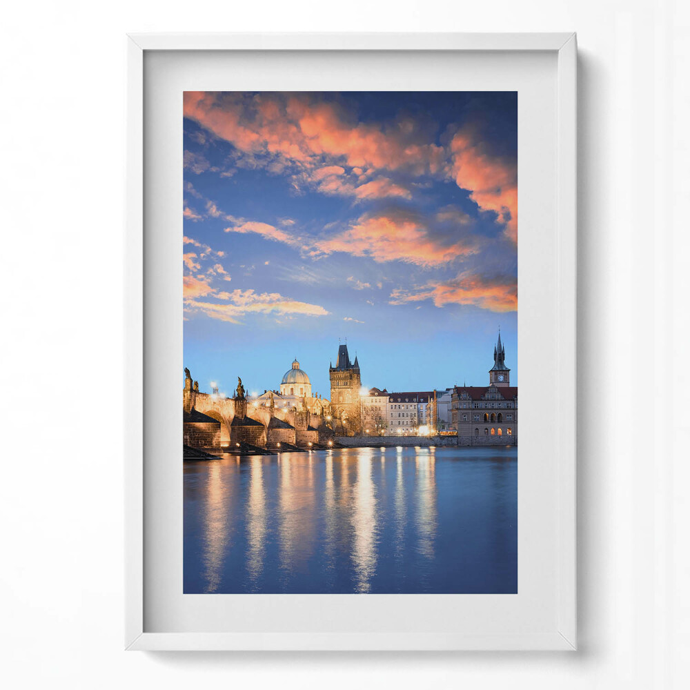 Függőleges kép keretben Városkép vízparton naplementében