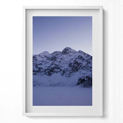 Függőleges kép keretben Havas hegycsúcsok és kék ég