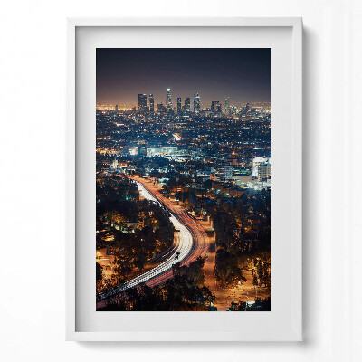 Függőleges kép keretben Los Angeles éjszakai városképe
