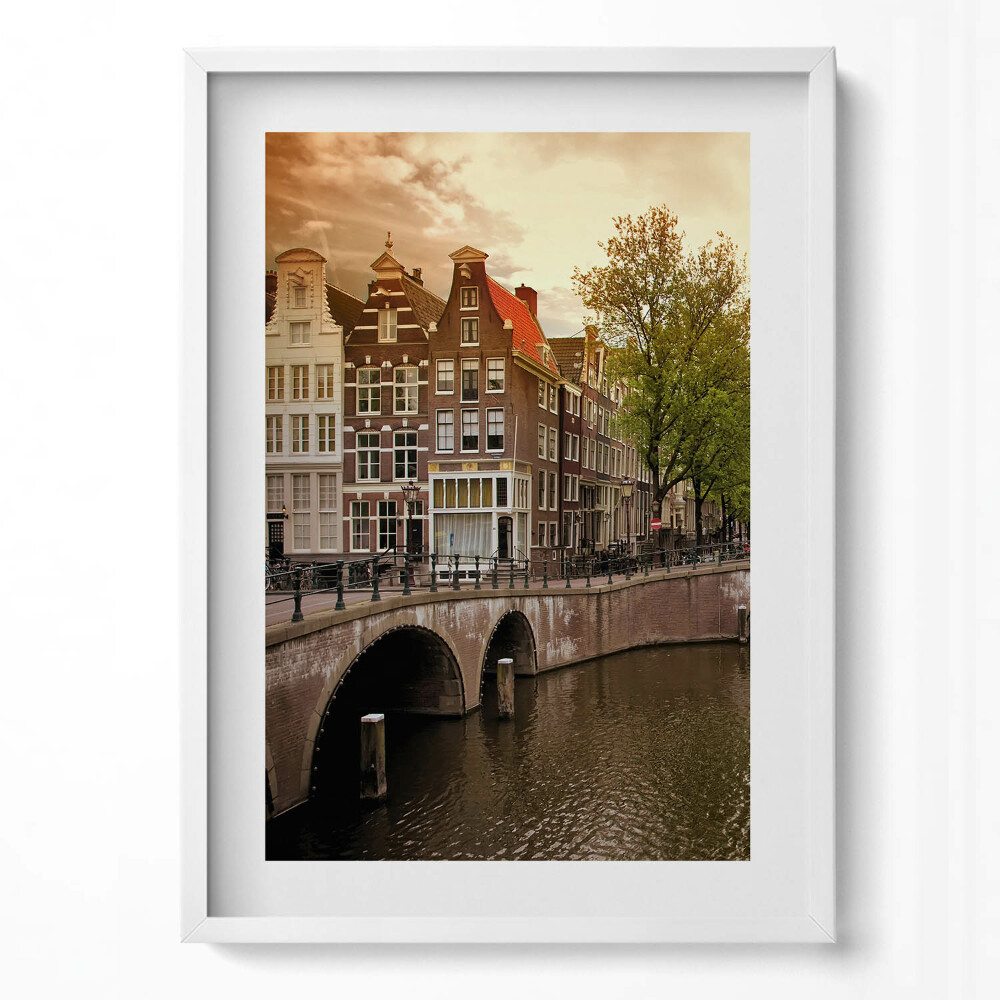 Függőleges kép keretben Híd és csatorna városi tájjal