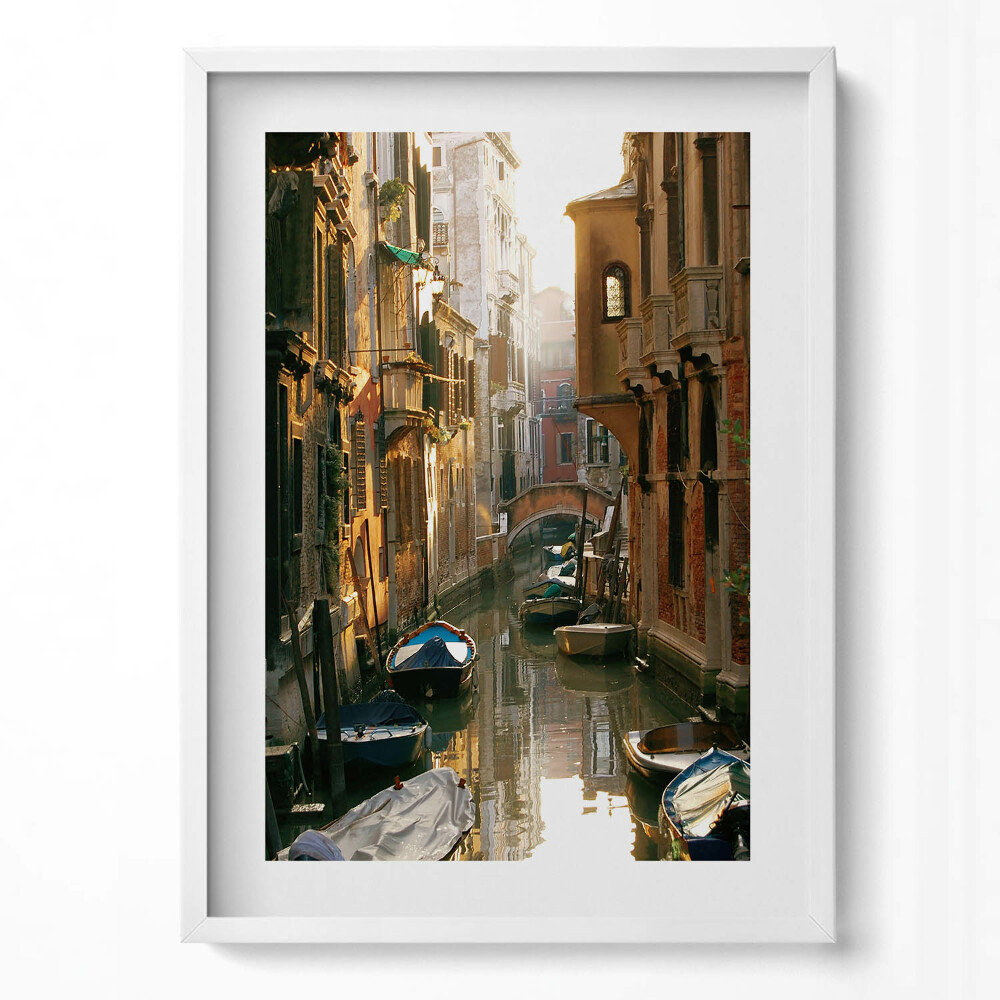Függőleges kép keretben Velencei csatorna napfényben