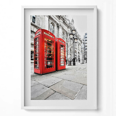 Függőleges kép keretben Piros telefonfülkék városi környezetben