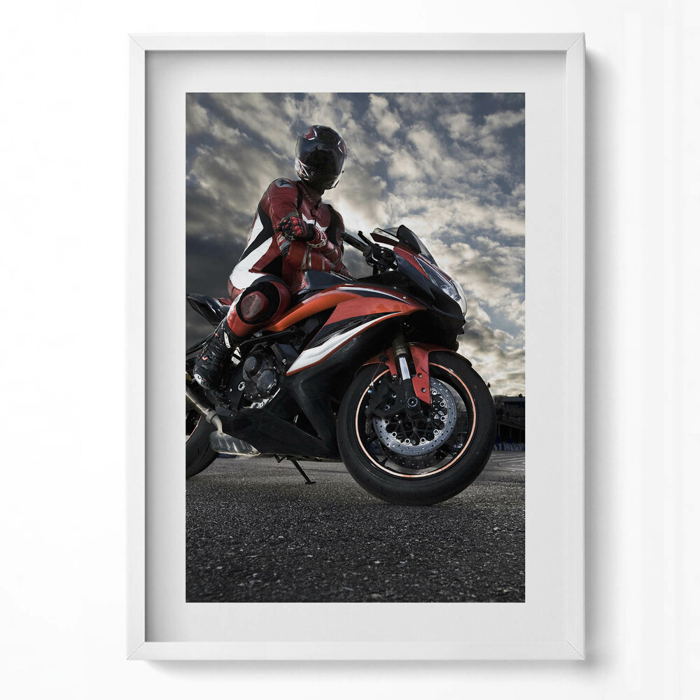 Függőleges kép keretben Motoros a motorján